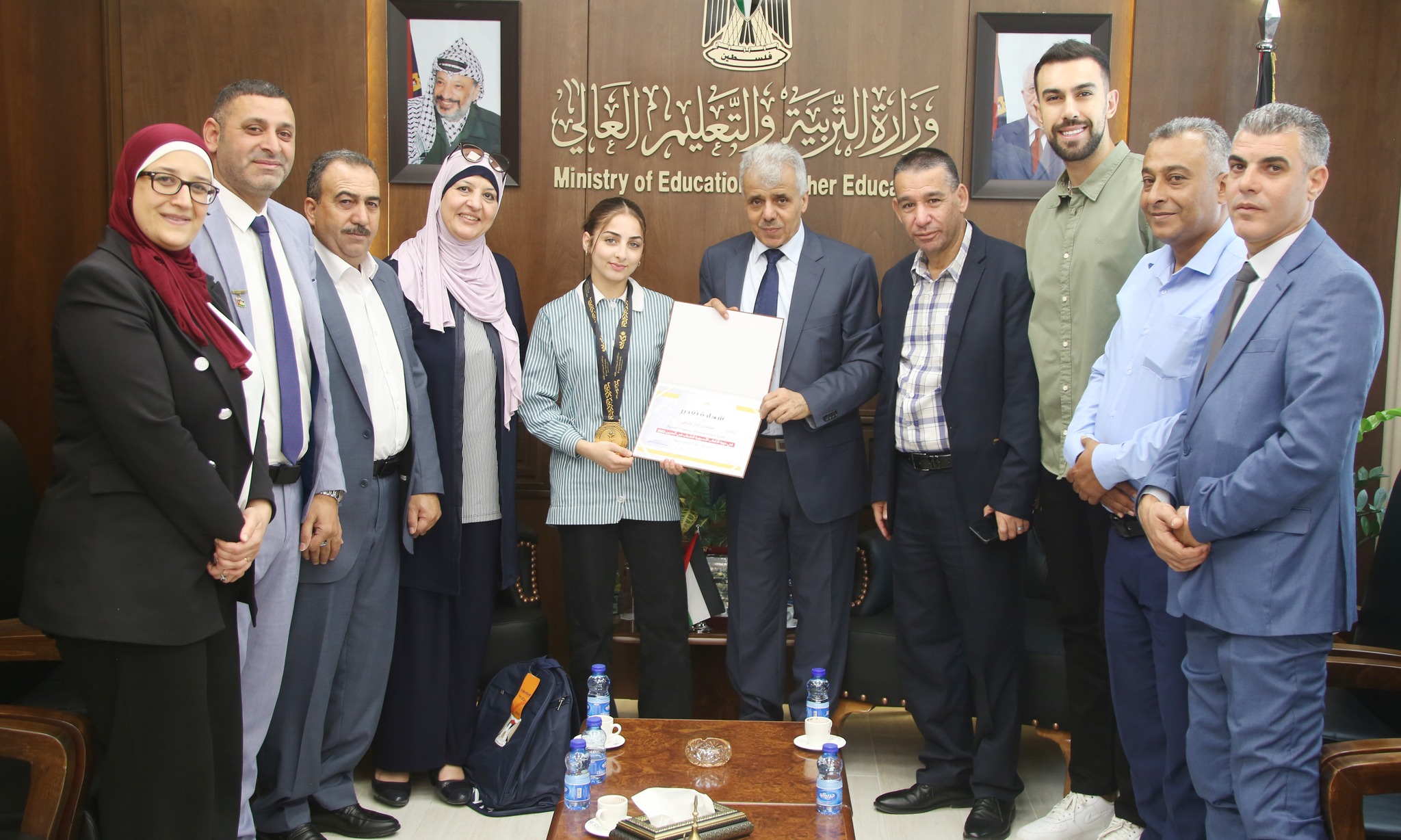 الوزير برهم يكرم البطلة عليص